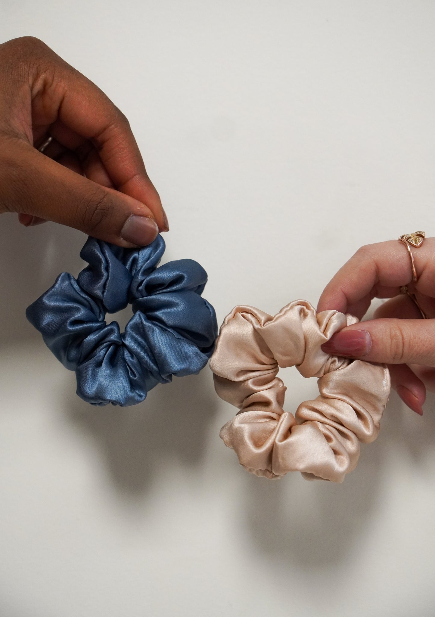 SCRUNCHIES SATIN BLEU - COUSUS PAR CHLOÉ