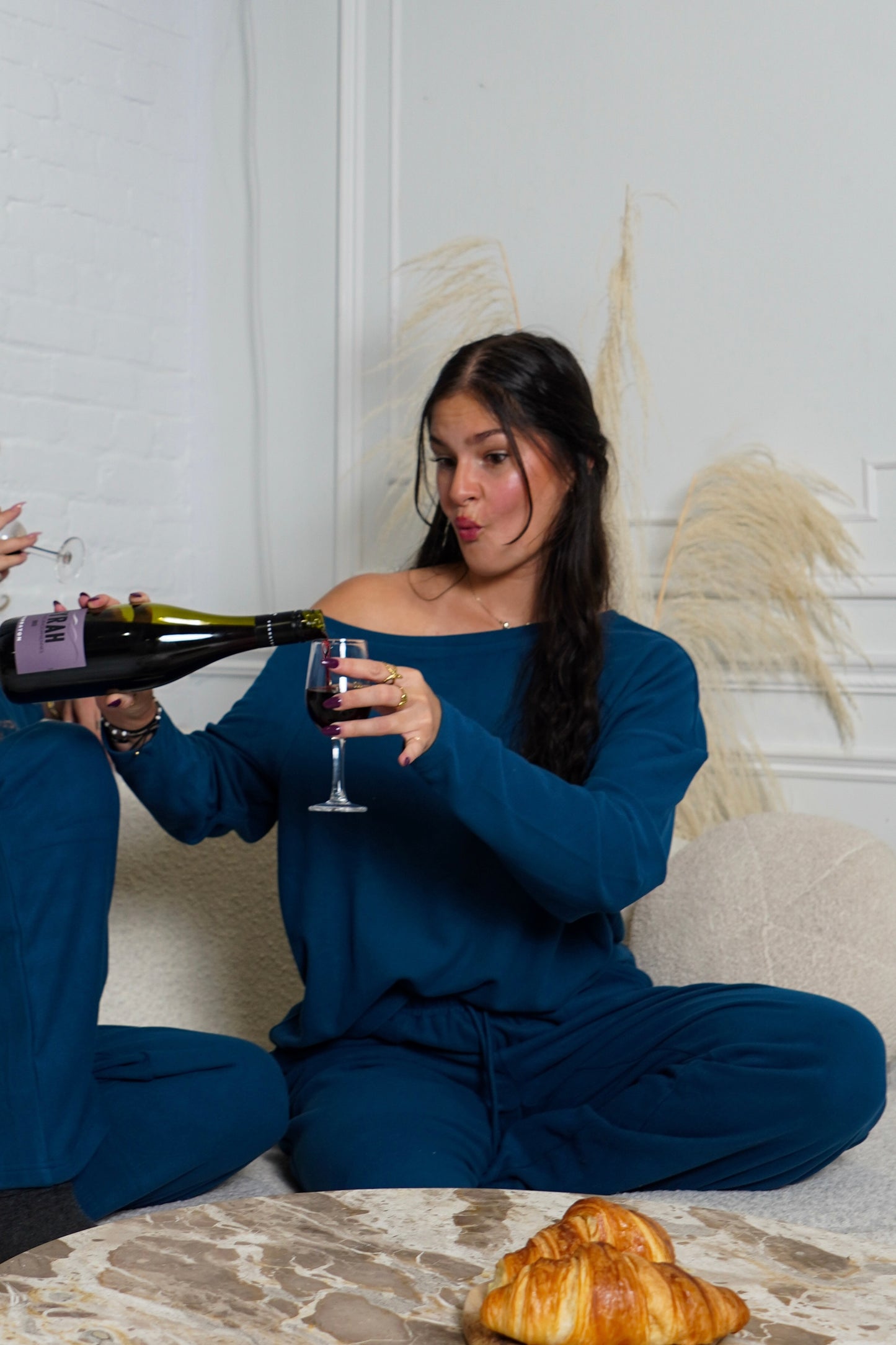 ÉPAULES TOMBANTES DOUCES