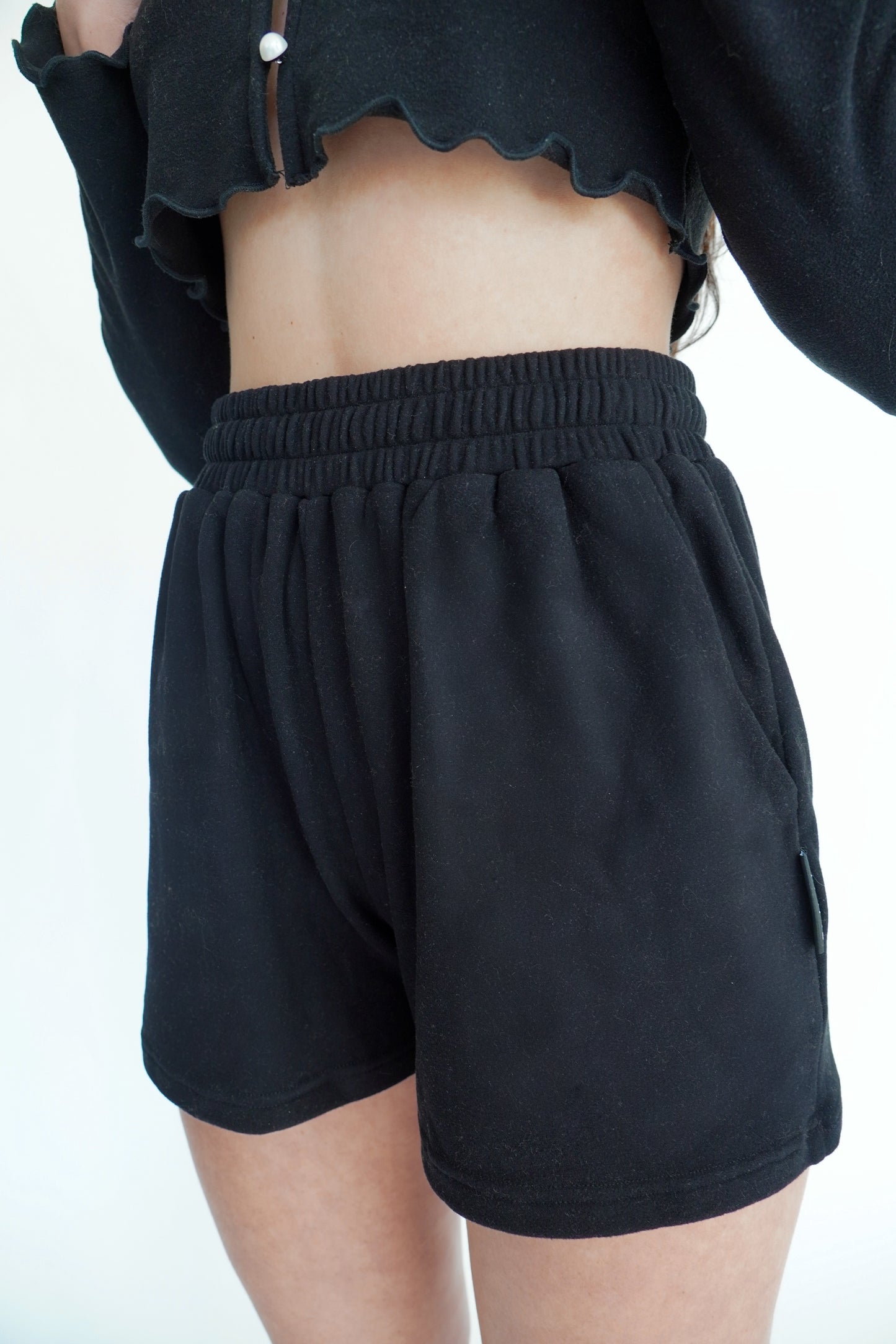 NOIR SHORTS DOUX- HUG
