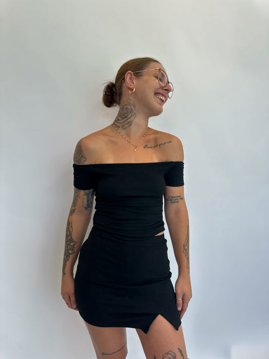 BLACK SOFT OFF-SHOULDER TOP - HUG