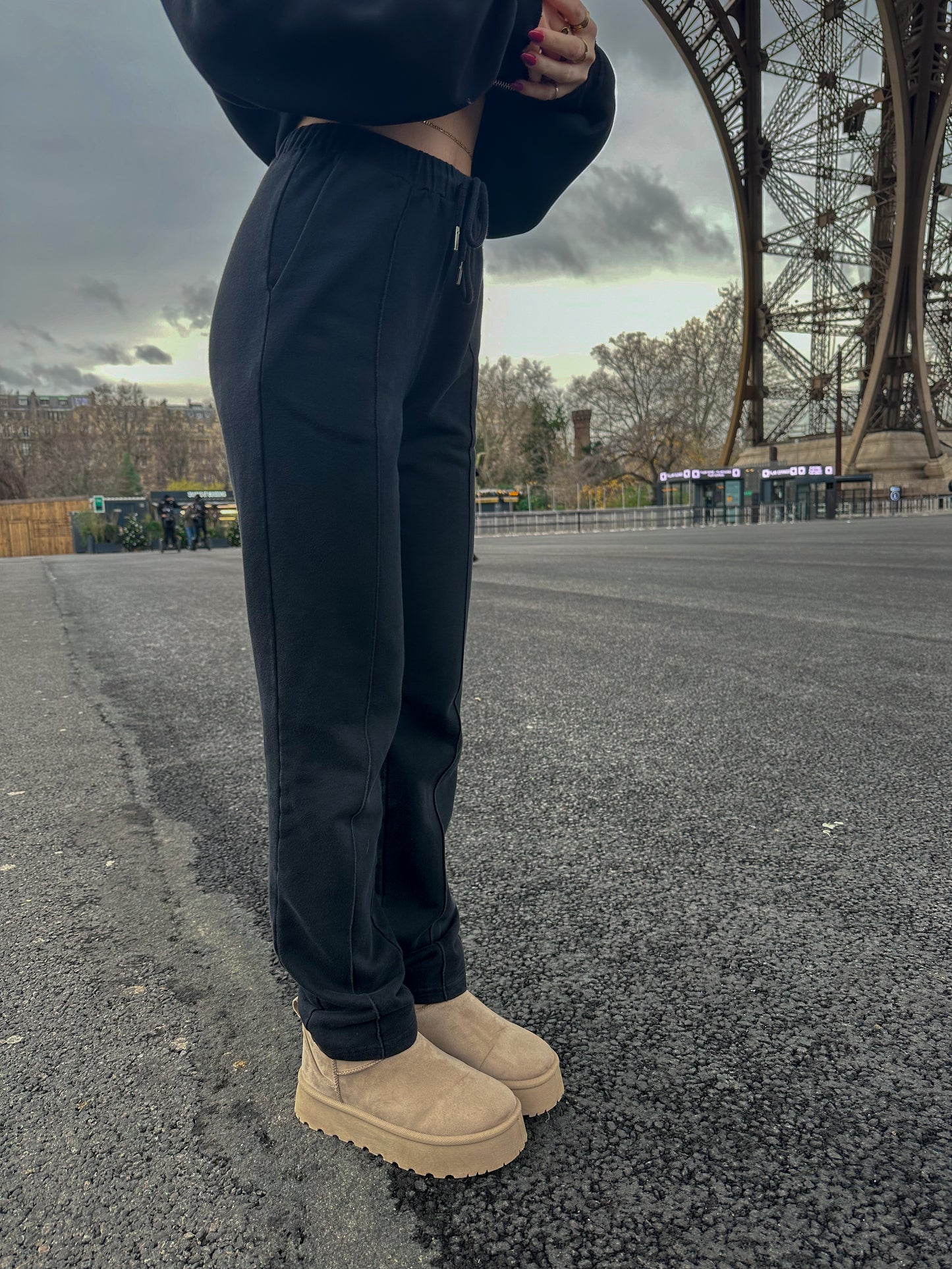 BLACK STRAIGHT PANTS - DARING