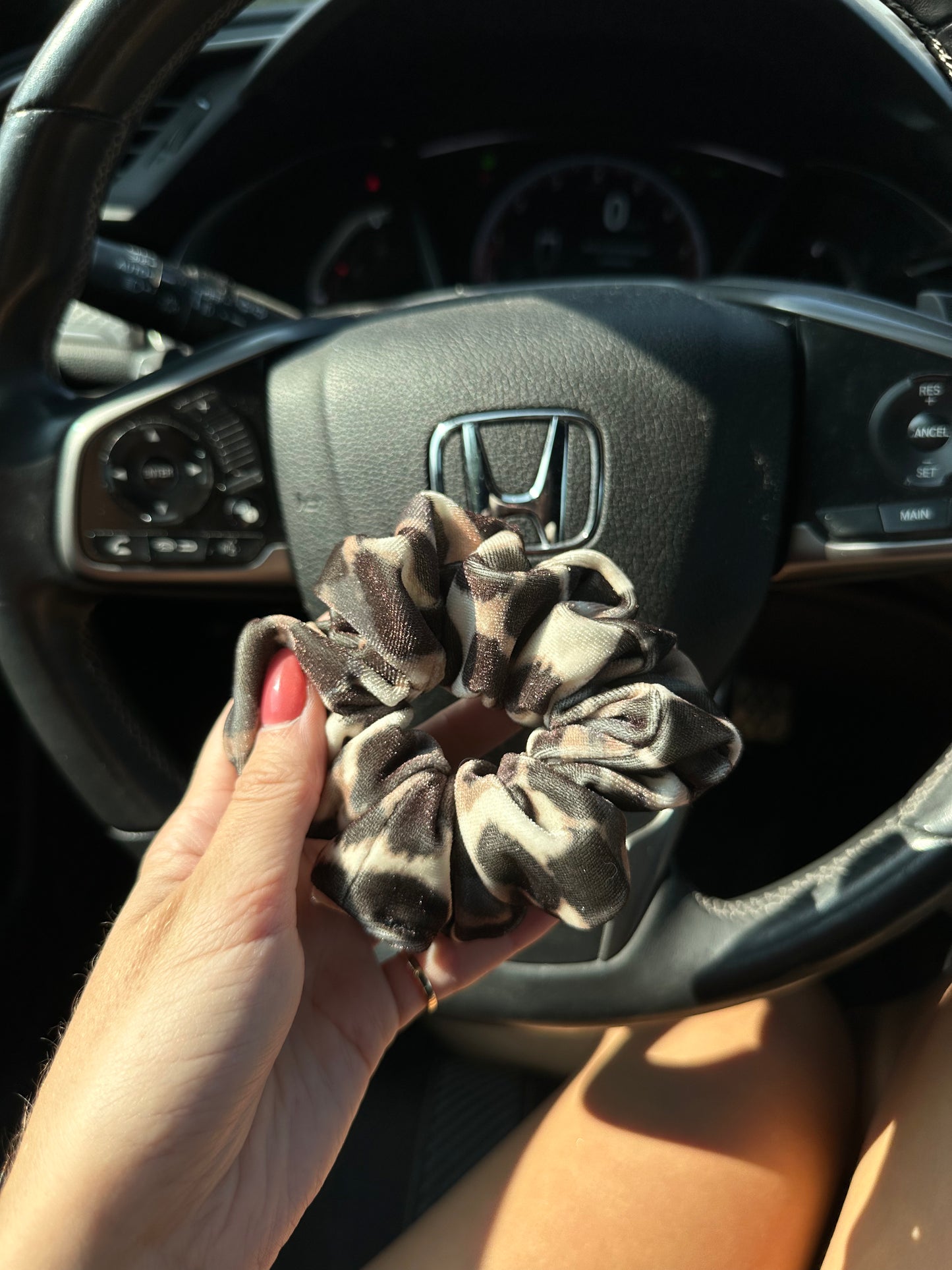 SCRUNCHIES LÉOPARD - COUSUS PAR CHLOÉ