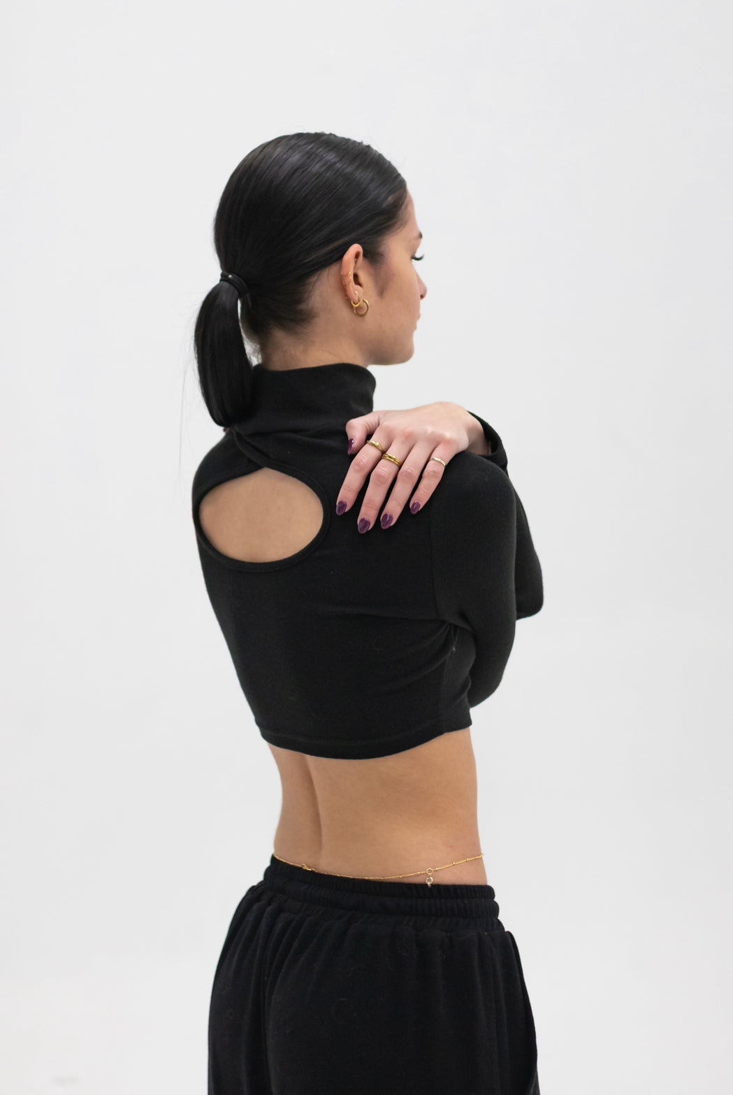 BLACK TURTLE NECK CROP TOP