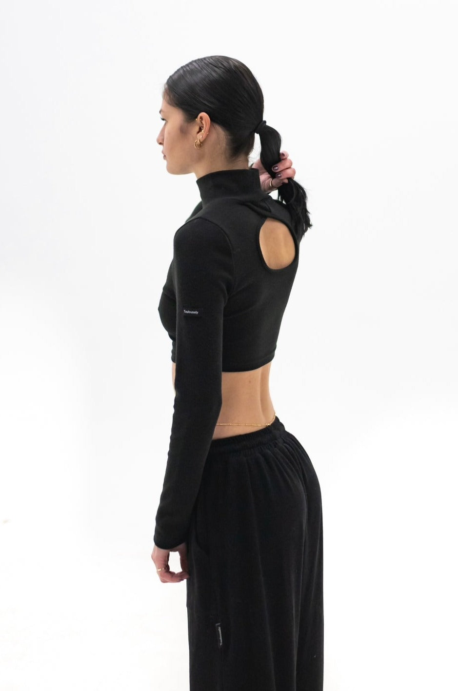 BLACK TURTLE NECK CROP TOP